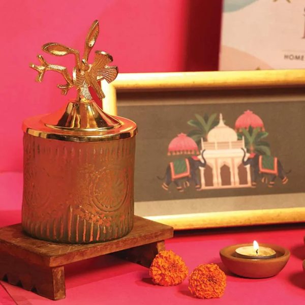 Beautiful Artistic Small Gajraj Hamper For Sale